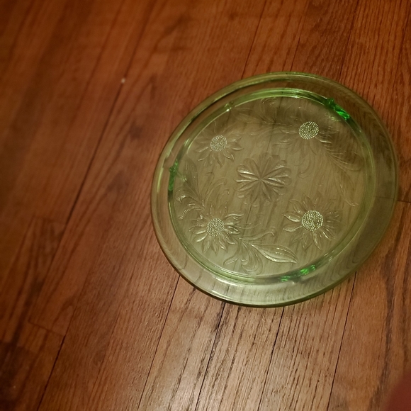 Green depression serving plate with feet.  Daisy flowers pattern Mint - Picture 8 of 10
